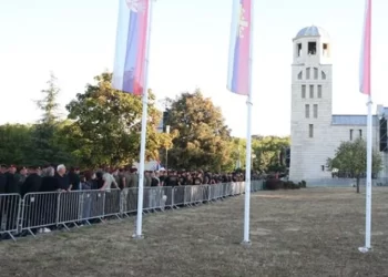 Hiljade građana u koloni odaju počast generalu Mladiću