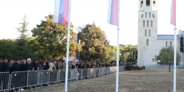 Hiljade građana u koloni odaju počast generalu Mladiću
