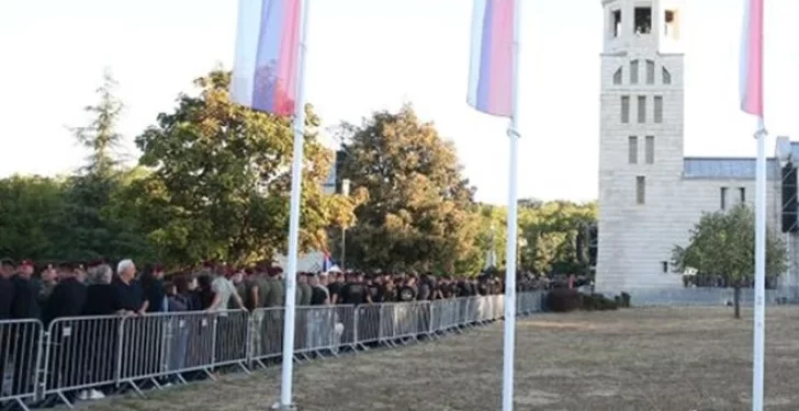Hiljade građana u koloni odaju počast generalu Mladiću
