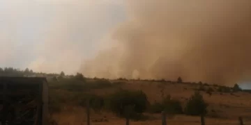 Veliki požar kod Drvara ponovo izmakao kontroli, mještani brane kuće