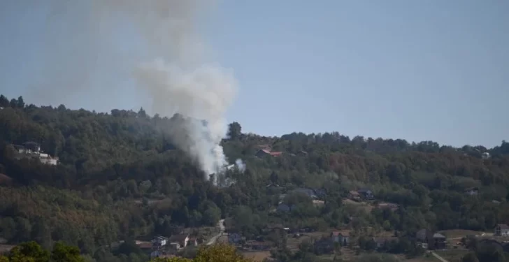 Požar u banjalučkom naselju Česma, vatrogasci na terenu