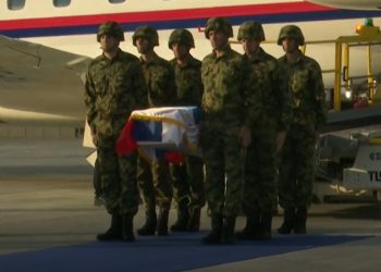 Kovčeg sa tijelom generala Mladića prekriven zastavama Srpske i Srbije prevezen na VMA 