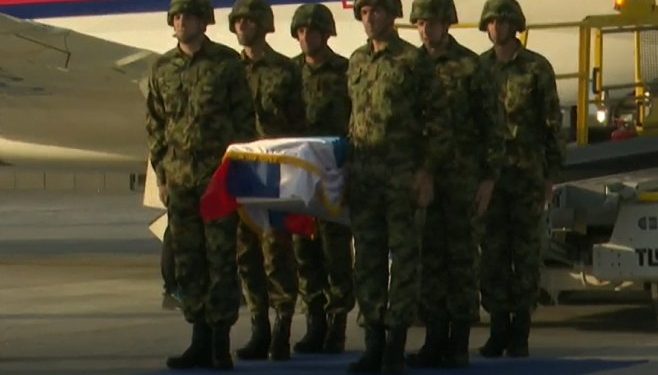 Kovčeg sa tijelom generala Mladića prekriven zastavama Srpske i Srbije prevezen na VMA 