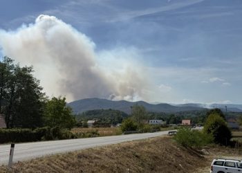 Na području Buletića kod Teslića gori više od 100 hektara šume
