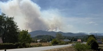 Na području Buletića kod Teslića gori više od 100 hektara šume