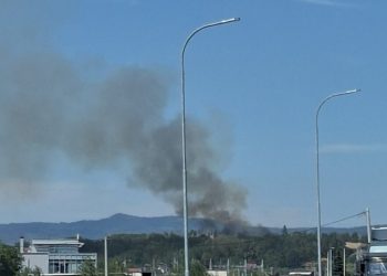 U Ramićima gori rastinje, požar se približio kućama