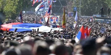 Povorka duga oko četiri kilometra: Rijeka ljudi ispraća generala Ratka Mladića