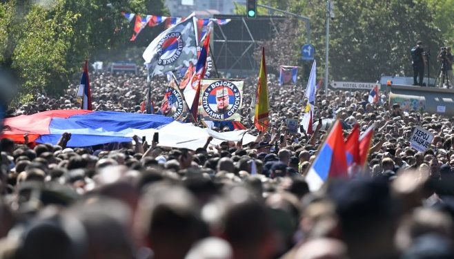 Povorka duga oko četiri kilometra: Rijeka ljudi ispraća generala Ratka Mladića