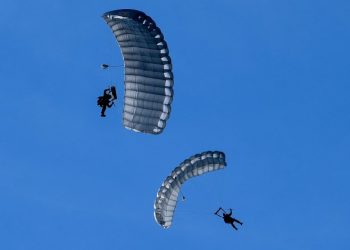Borbeni pas indijske vojske izveo skok iz aviona sa padobranom (VIDEO)