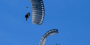 Borbeni pas indijske vojske izveo skok iz aviona sa padobranom (VIDEO)
