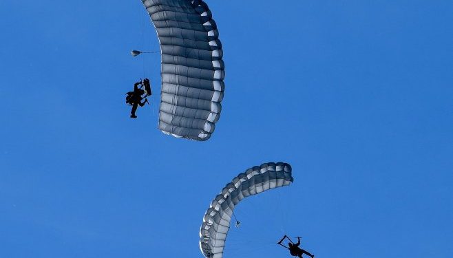 Borbeni pas indijske vojske izveo skok iz aviona sa padobranom (VIDEO)