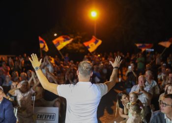 Stanivuković u Zalužanima: Skloniti kladionice od škola, djeci treba sigurnost