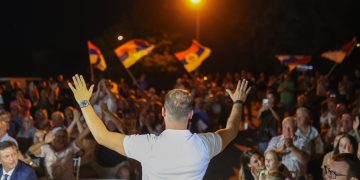 Stanivuković u Zalužanima: Skloniti kladionice od škola, djeci treba sigurnost