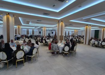 Najveća tribina Ujedinjene Srpske u Novoj Topoli: Sve generacije su uz nas, a posebno porodice koje hrane državu i naciju