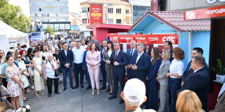 Porodica, pravda, ponos: Selak zalijepio prvi plakat SPS-a