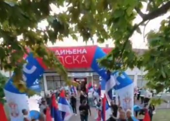Stevandić: Ujedinjena Srpska dominira, više ljudi ostalo ispred nego što je ušlo u salu