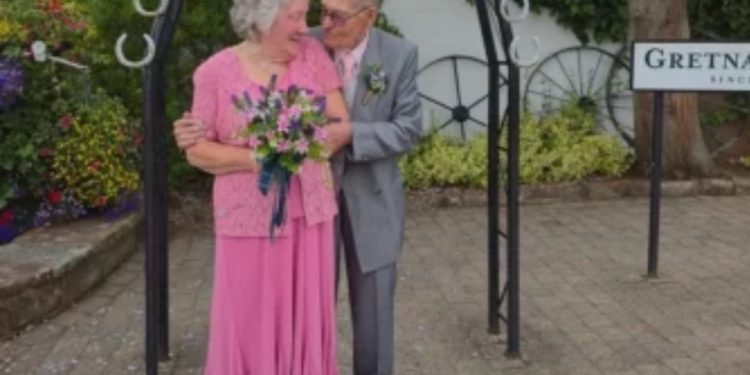Nakon 30 godina prijateljstva shvatili da su jedno za drugo: Vjenčali se na mladoženjin 97. rođendan