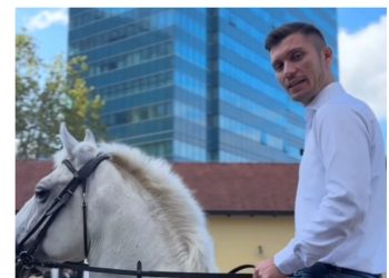 Kresojević došao pred Vladu na bijelom konju (VIDEO)