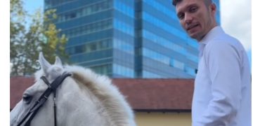 Kresojević došao pred Vladu na bijelom konju (VIDEO)