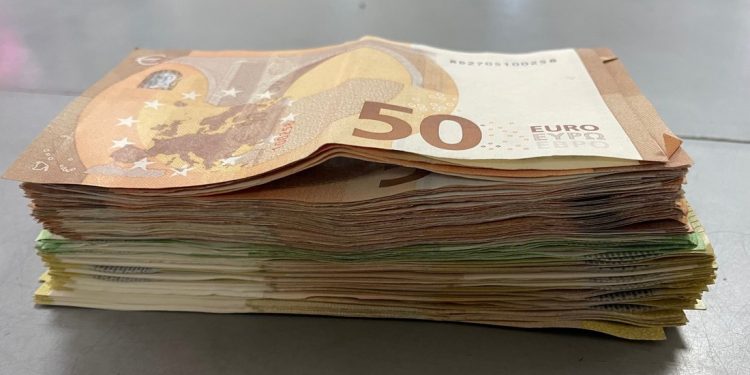 Hapšenje na granici: Pokušao u BiH da prenese 40.000 evra skrivenih u automobilu
