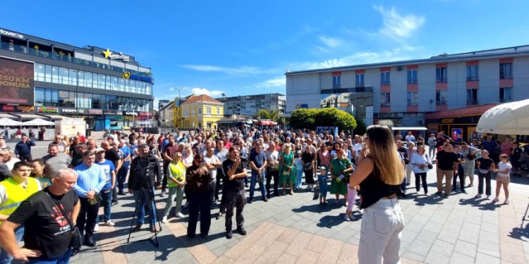 “Gušimo se u sumporu, u ministarskoj kancelariji ne smrdi”: Protest u Prijedoru zbog rudnika uglja na Bukovoj Kosi