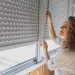 Uzmite kliješta i završite posao za 10 minuta: Genijalan trik za čišćenje roletni sa obje strane istovremeno
