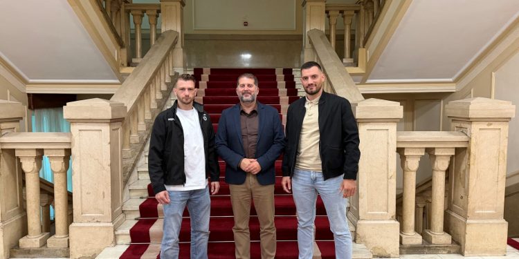 Upriličen prijem za svjetskog šampiona u tajlandskom boksu Ognjena Topića