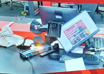 Grupa ljudi upala u Televiziju Informer, među njima i Dijana Hrka (VIDEO)