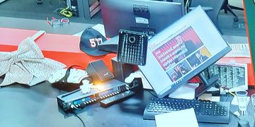 Grupa ljudi upala u Televiziju Informer, među njima i Dijana Hrka (VIDEO)