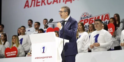 Vučić se lično zahvalio samo Stevandiću, Dodiku i Ficu: Građani u Novom Sadu skandirali “Republika Srpska”