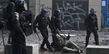 Turisti se probijaju kroz nerede u Parizu: Aranžman opasan po život