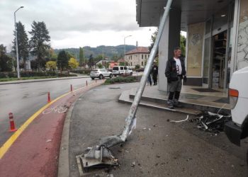 Autom izvalio stub rasvjete u centru Banjaluke