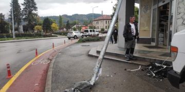 Autom izvalio stub rasvjete u centru Banjaluke