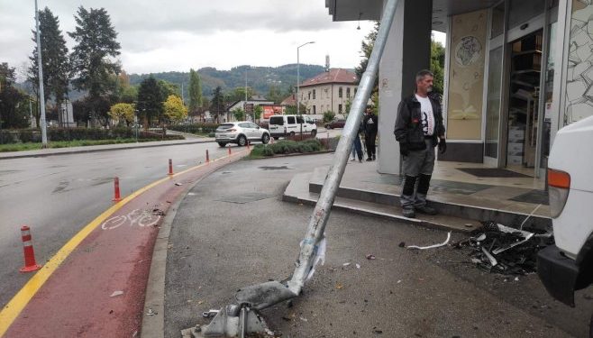 Autom izvalio stub rasvjete u centru Banjaluke