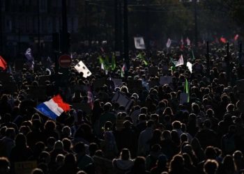 Stotine hiljada ljudi na ulicama u Parizu i drugim većim gradovima
