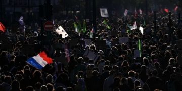 Stotine hiljada ljudi na ulicama u Parizu i drugim većim gradovima