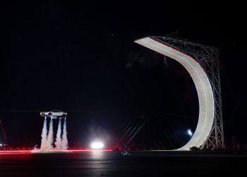 Mask predstavio leteći Tesla Roadster: Izvodi akrobacije u vazduhu, proizvodnja od 2028.