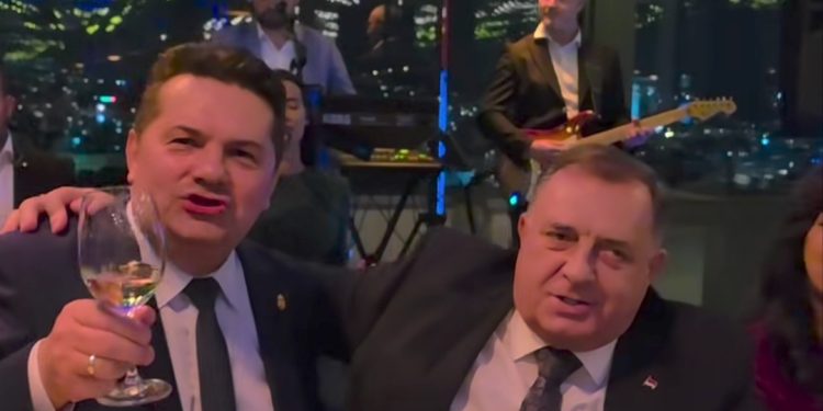 Stevandić slavi rođendan, zapjevao sa Dodikom