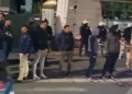 Jaja lete na zgradu Pinka: Ispred kordon policije, okupljeni pjevaju “Izađi mala”