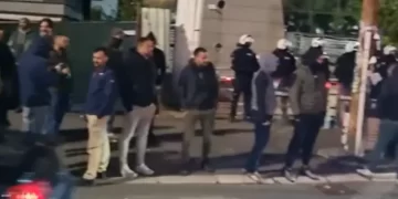 Jaja lete na zgradu Pinka: Ispred kordon policije, okupljeni pjevaju “Izađi mala”